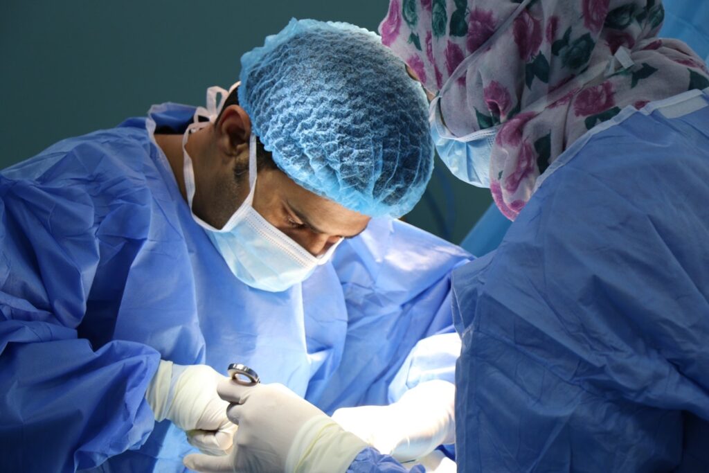 Chirurgo concentrato sull'operazione